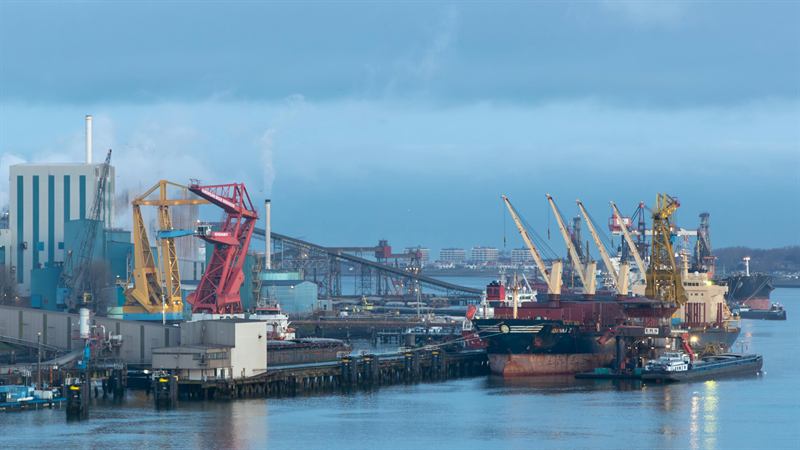 Industrial port terminal handling project cargo